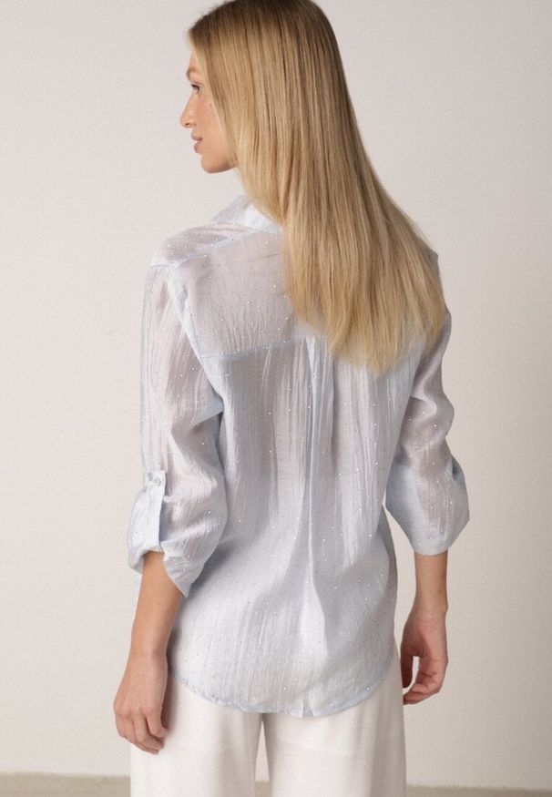 Born2be - Niebieska Transparentna Koszula Ozdobiona Cyrkoniami Clymadia. Okazja: na co dzień. Kolor: niebieski. Materiał: jeans. Wzór: aplikacja. Styl: casual, klasyczny