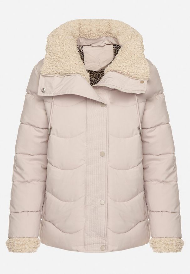 Born2be - Ciemnobeżowa Pikowana Kurtka z Kapturem i Kołnierzem z Futerkiem Typu Baranek Olandia. Okazja: na co dzień, na spacer. Typ kołnierza: kaptur. Kolor: beżowy. Materiał: futro. Styl: casual, sportowy