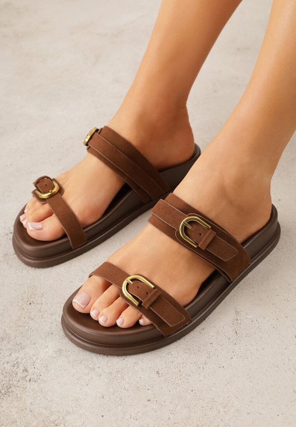 Renee - Ciemnobrązowe Klapki Ozdobione Metalicznymi Klamrami Zelivra. Kolor: brązowy. Wzór: aplikacja. Sezon: lato. Styl: elegancki, boho