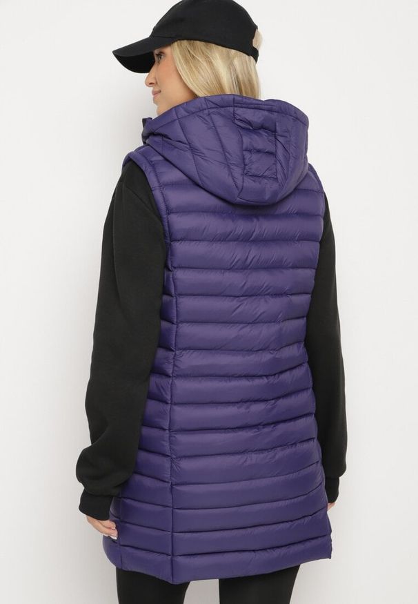 Born2be - Ciemnofioletowa Kamizelka Pikowana o Dłuższym Fasonie z Kapturem Vitilie. Okazja: na co dzień. Typ kołnierza: kaptur. Kolor: fioletowy. Materiał: jeans. Długość: długie. Styl: elegancki, casual