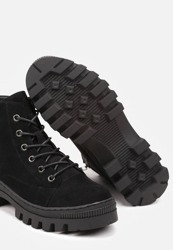 Renee - Czarne Botki Trapery na Platformie Ozdobione Paskiem Argiva. Zapięcie: pasek. Kolor: czarny. Materiał: dzianina. Wzór: aplikacja. Sezon: jesień. Obcas: na platformie. Styl: klasyczny. Wysokość obcasa: średni