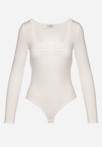 Born2be - Białe Body z Wiskozą z Długim Rękawem i Marszczeniem przy Dekolcie Ninorisa. Okazja: na co dzień. Kolor: biały. Materiał: wiskoza. Długość rękawa: długi rękaw. Długość: długie. Styl: casual, elegancki #4