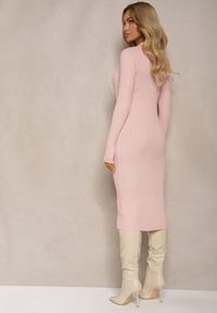 Renee - Jasnoróżowa Sweterkowa Sukienka z Wiskozą i Modalem o Dopasowanym Kroju z Kołnierzykiem Sealiea. Kolor: różowy. Materiał: wiskoza. Wzór: prążki. Typ sukienki: dopasowane, kopertowe, oversize. Styl: elegancki