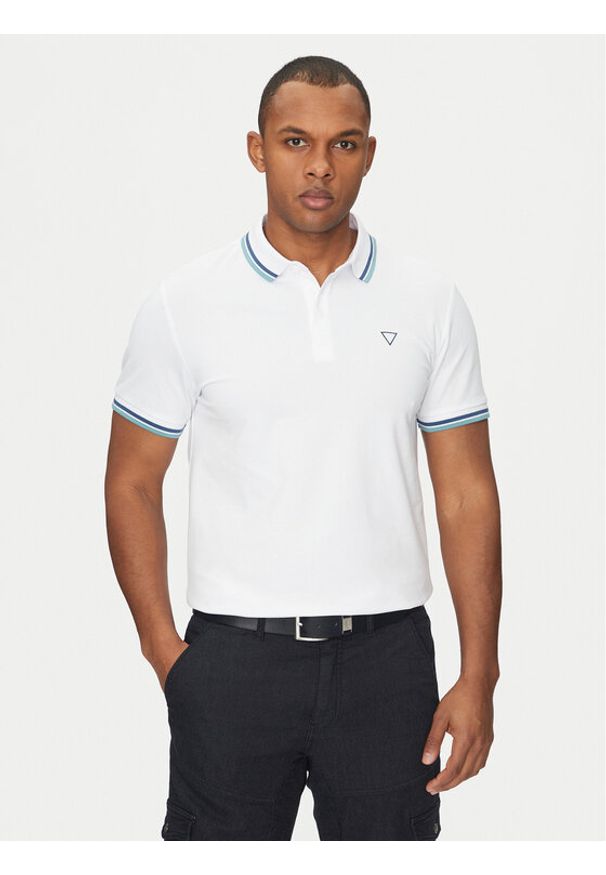 Guess T-Shirt M2GP34 KARS0 Biały Regular Fit. Typ kołnierza: dekolt w karo. Kolor: biały. Materiał: bawełna