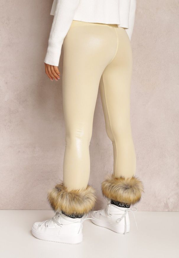 Renee - Beżowe Legginsy Połyskujące Anchis. Kolor: beżowy. Materiał: dzianina. Długość: długie. Wzór: jednolity