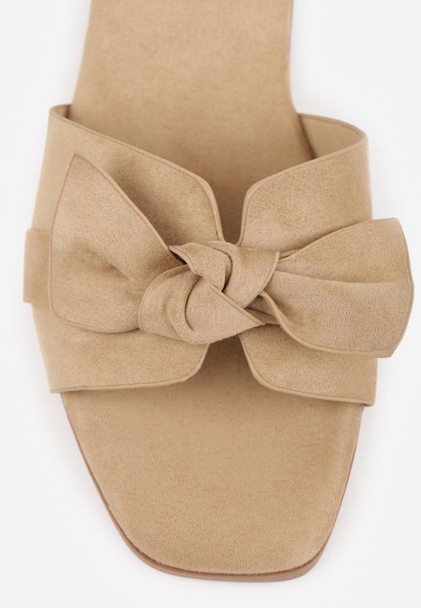 Born2be - Beżowe Klapki VICES z Imitacji Zamszu z Kokardą na Niskim Obcasie Imperiale. Okazja: do pracy, na co dzień, na spotkanie biznesowe. Kolor: beżowy. Materiał: zamsz. Wzór: haft, gładki. Obcas: na obcasie. Styl: elegancki, biznesowy, casual. Wysokość obcasa: niski