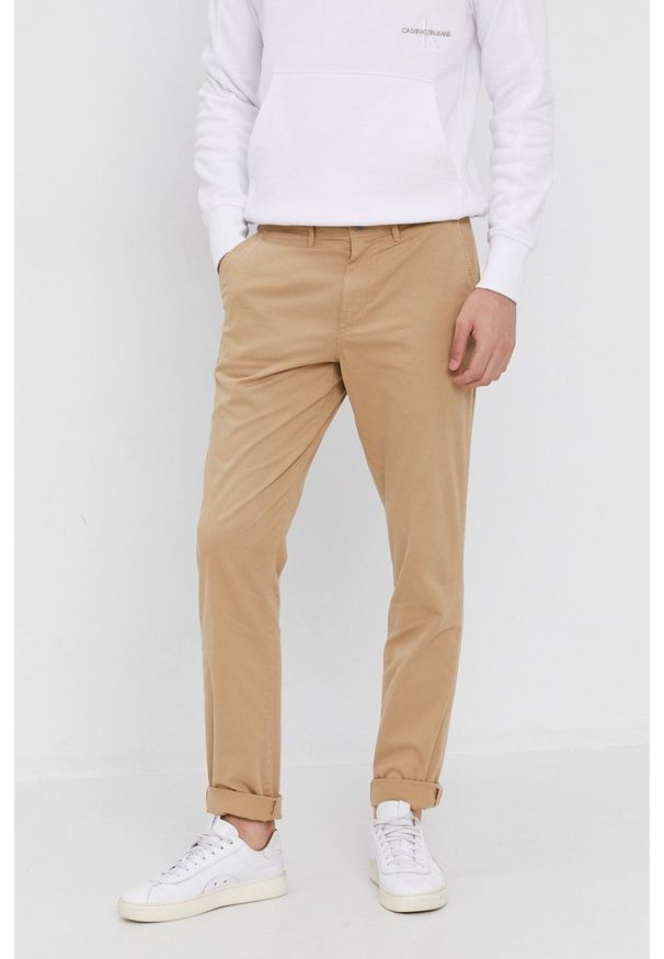 Calvin Klein Jeans Spodnie męskie kolor beżowy dopasowane. Kolor: beżowy. Materiał: tkanina