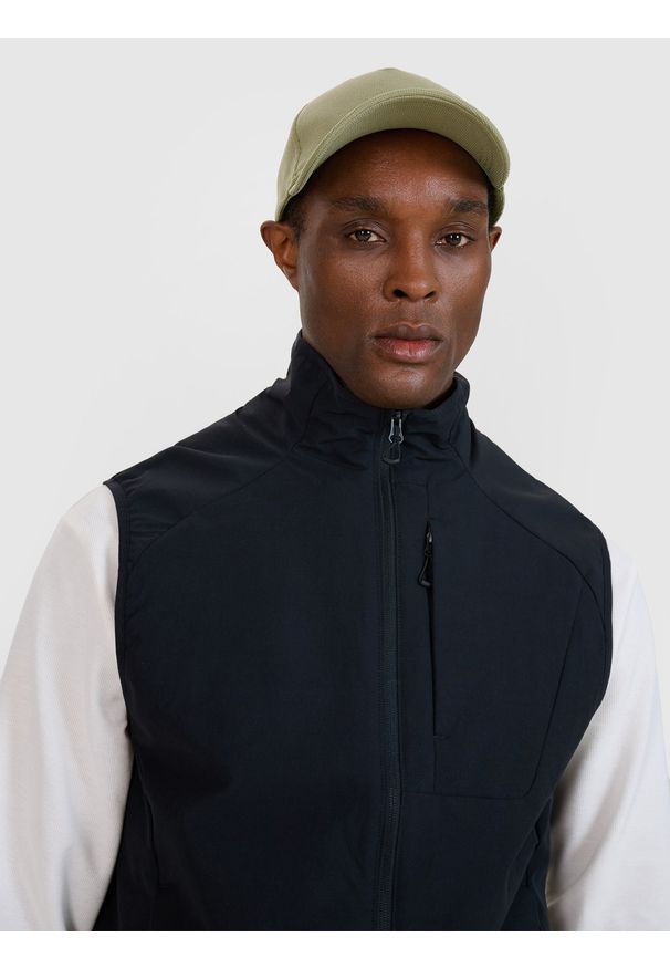 4f - 4F Bezrękawnik ze stójką męski - czarny S. Okazja: na co dzień. Typ kołnierza: kołnierzyk stójkowy. Kolor: czarny. Materiał: dzianina, poliester, materiał, syntetyk, tkanina, puch. Długość rękawa: bez rękawów. Długość: krótkie. Wzór: gładki. Styl: klasyczny, casual, elegancki, sportowy