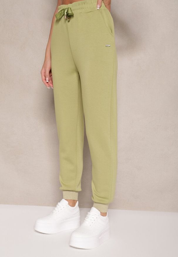 Renee - Zielone Spodnie Dresowe z Ozdobną Wstążką i Metaliczną Nicią Evelzia. Okazja: na co dzień, na spacer. Kolor: zielony. Materiał: dresówka. Styl: sportowy, elegancki, casual