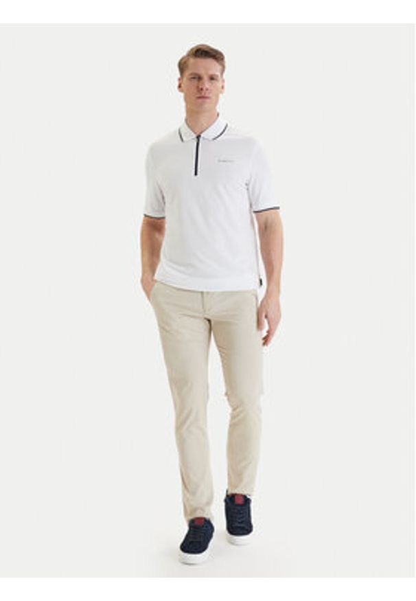 Bugatti Polo 8150-75033C Biały Regular Fit. Typ kołnierza: polo. Kolor: biały. Materiał: syntetyk, bawełna
