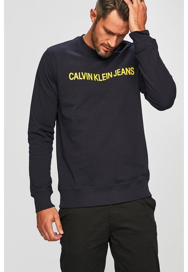 Calvin Klein Jeans - Bluza bawełniana. Okazja: na co dzień. Typ kołnierza: bez kaptura. Kolor: niebieski. Materiał: bawełna. Wzór: nadruk. Styl: casual