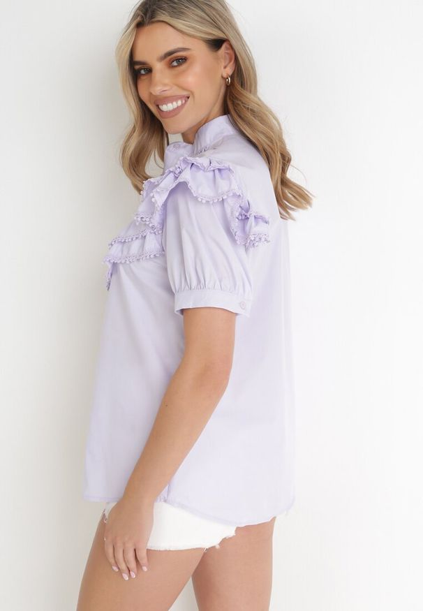 Born2be - Fioletowa Koszula z Falbankami i Koronkowymi Wstawkami Keani. Typ kołnierza: kołnierz z falbankami. Kolor: fioletowy. Materiał: koronka. Styl: klasyczny