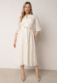 Born2be - Beżowy Koronkowa Sukienka Koszulowa o Rozkloszowanym Dole z Paskiem w Talii Nesssea. Okazja: na co dzień, do pracy. Kolor: beżowy. Materiał: koronka. Typ sukienki: koszulowe. Styl: casual, elegancki #1