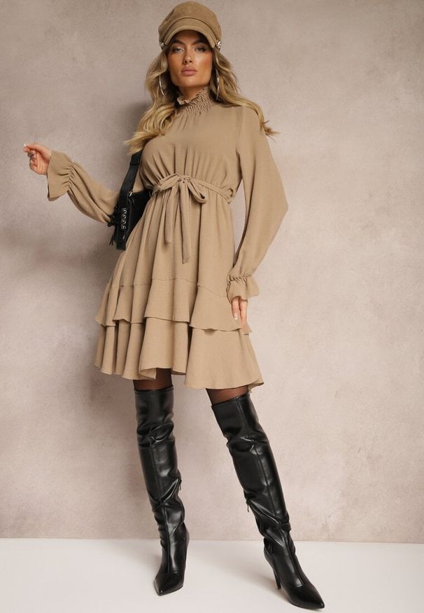 Renee - Ciemnobeżowa Sukienka z Falbankami i Golfem z Gumką w Talii i Dodatkowym Wiązanym Paskiem Savire. Okazja: na co dzień. Typ kołnierza: kołnierz z falbankami, golf. Kolor: beżowy. Styl: wizytowy, casual, elegancki