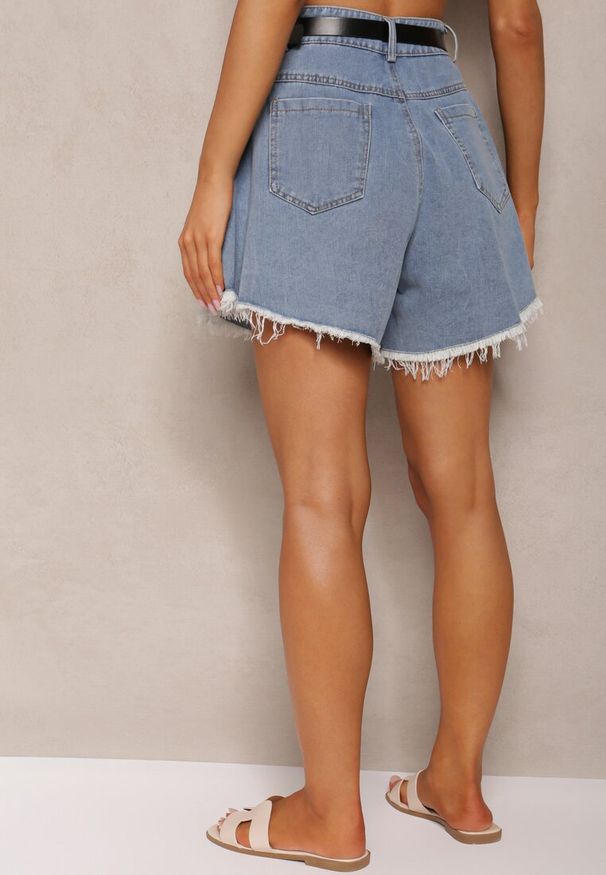 Renee - Granatowe Szorty Jeansowe o Luźnym Kroju z Paskiem z Klamrą Eleda. Okazja: na co dzień. Kolor: niebieski. Materiał: jeans. Sezon: wiosna, lato. Styl: casual, elegancki