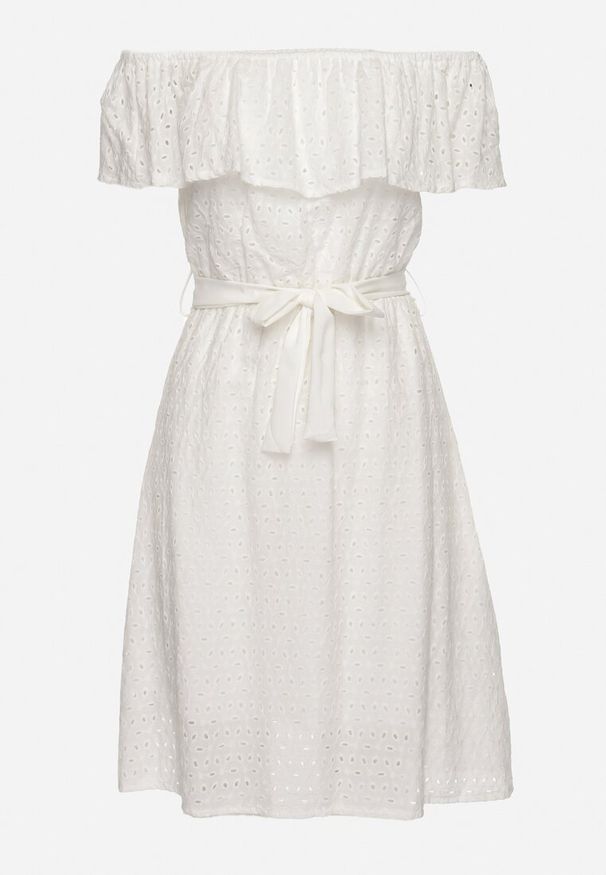 Born2be - Biała Sukienka Hiszpanka z Ozdobnym Haftem i Paskiem w Talii Perenna. Okazja: na co dzień. Typ kołnierza: dekolt hiszpanka. Kolor: biały. Wzór: haft. Styl: casual, elegancki, wizytowy