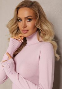 Renee - Jasnoróżowy Golf Dzianinowy z Długim Rękawem Relka. Okazja: na co dzień. Typ kołnierza: golf. Kolor: różowy. Materiał: dzianina. Długość rękawa: długi rękaw. Długość: długie. Sezon: jesień, zima. Styl: klasyczny, casual