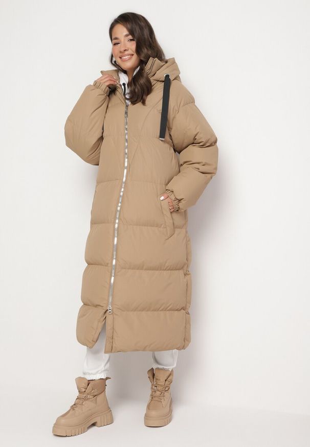 Born2be - Ciemnobeżowa Długa Kurtka Pikowana Płaszcz na Zamek z Kapturem Lesea. Okazja: na co dzień. Typ kołnierza: kaptur. Kolor: beżowy. Materiał: dzianina, jeans. Długość: długie. Styl: casual, elegancki