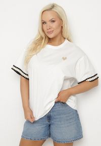 Born2be - Biały Bawełniany T-shirt o Kroju Oversize ze Zdobieniem przy Rękawach Milatia. Okazja: na co dzień. Kolor: biały. Materiał: bawełna. Wzór: aplikacja. Styl: elegancki, casual