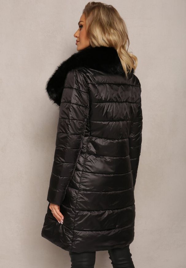 Renee - Czarna Długa Kurtka Ozdobiona Futerkiem na Kołnierzu i Pikowaniem Novenna. Kolor: czarny. Materiał: futro. Długość: długie. Wzór: aplikacja