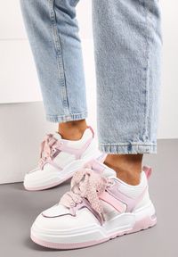 Born2be - Różowe Sneakersy z Szerokim Ozdobnym Sznurowaniem Efenizja. Kolor: różowy