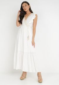 Born2be - Biała Sukienka Lasthusa. Kolor: biały. Materiał: koronka. Długość rękawa: bez rękawów. Sezon: lato. Typ sukienki: kopertowe. Styl: boho, wakacyjny. Długość: mini #4