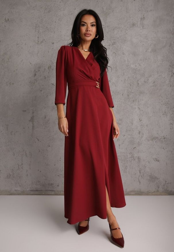 Renee - Bordowa Elegancka Sukienka o Kopertowym Kroju Zdobiona Aplikacją w Talii Zilendra. Kolor: czerwony. Wzór: aplikacja. Typ sukienki: kopertowe. Styl: elegancki