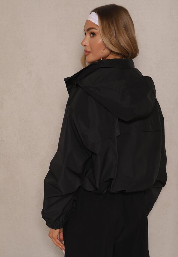 Renee - Czarna Kurtka Oversize w Sportowym Stylu z Kapturem i Ściągaczem w Pasie Volnea. Okazja: na co dzień. Typ kołnierza: kaptur. Kolor: czarny. Materiał: jeans. Styl: sportowy