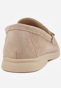 Born2be - Ciemnobeżowe Mokasyny z Prostokątną Metaliczną Ozdobą Aeleorane. Nosek buta: okrągły. Zapięcie: klamry. Kolor: beżowy. Materiał: zamsz, skóra. Wzór: aplikacja. Obcas: na obcasie. Styl: klasyczny. Wysokość obcasa: niski #9