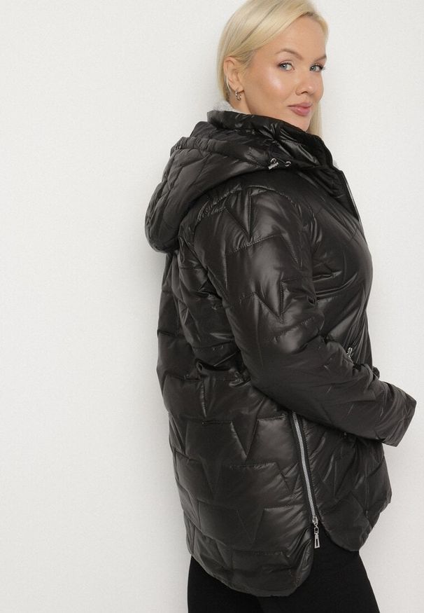 Born2be - Czarna Pikowana Kurtka z Kapturem w Klasycznym Stylu Mallissa. Okazja: na spacer. Typ kołnierza: kaptur. Kolekcja: plus size. Kolor: czarny. Materiał: jeans. Wzór: aplikacja. Styl: klasyczny