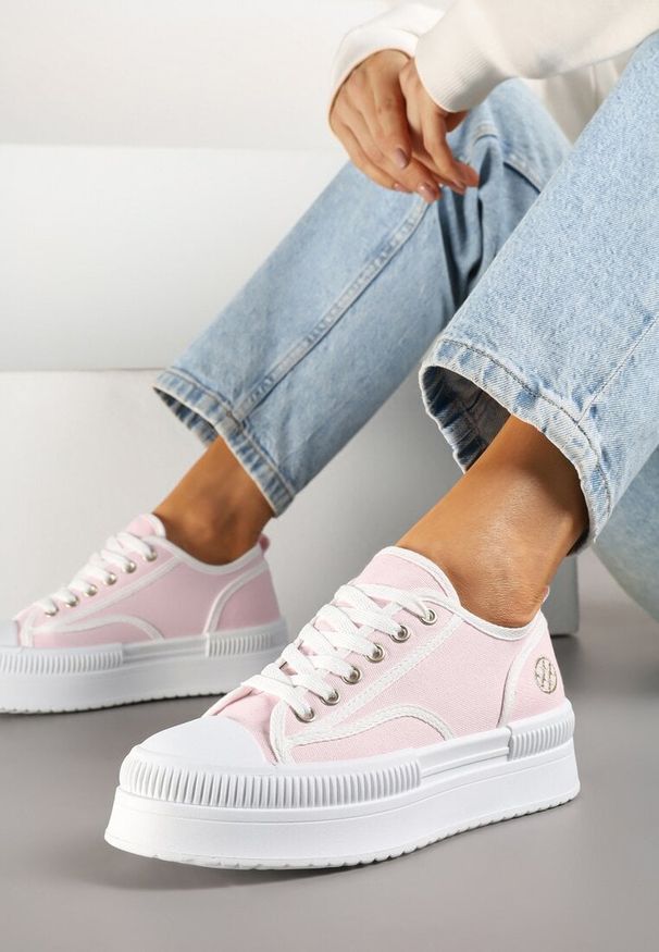 Born2be - Różowe Trampki na Grubej Podeszwie Ozdobione Metaliczną Aplikacją Efadelis. Okazja: na co dzień. Kolor: różowy. Materiał: jeans. Wzór: aplikacja. Styl: casual