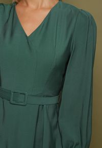 Born2be - Zielona Wiskozowa Sukienka o Rozkloszowanym Kroju z Paskiem z Klamerką Arilesse. Okazja: na co dzień. Typ kołnierza: dekolt w kształcie V. Kolor: zielony. Materiał: wiskoza. Długość rękawa: długi rękaw. Styl: elegancki, casual #6