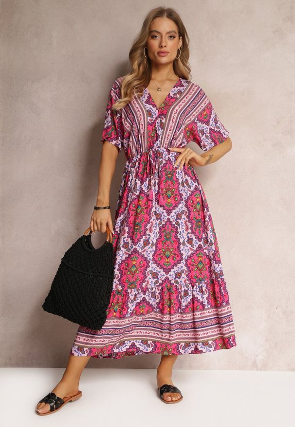 Renee - Fuksjowa Wiskozowa Sukienka Maxi z Gumką w Pasie i Falbanką Cophine. Kolor: różowy. Materiał: wiskoza. Sezon: wiosna, lato. Długość: maxi