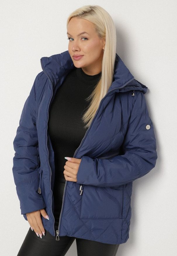 Born2be - Niebieska Pikowana Kurtka z Kapturem i Ozdobnymi Suwakami Carnaye. Okazja: na spacer, na co dzień. Typ kołnierza: kaptur. Kolekcja: plus size. Kolor: niebieski. Materiał: jeans. Styl: casual, elegancki, sportowy