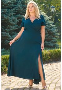KARKO - Sukienka plus size długa z kopertowym dekoltem FIOMENA long butelkowa zieleń PROMOCJA. Okazja: na komunię, na studniówkę, do pracy, na co dzień, na wesele, na imprezę, na ślub cywilny. Typ kołnierza: dekolt kopertowy, dekolt w kształcie V. Kolekcja: plus size. Materiał: skóra, tkanina, poliester, elastan. Długość rękawa: krótki rękaw. Sezon: lato. Typ sukienki: dla puszystych, kopertowe. Styl: klasyczny, casual, elegancki. Długość: maxi #1