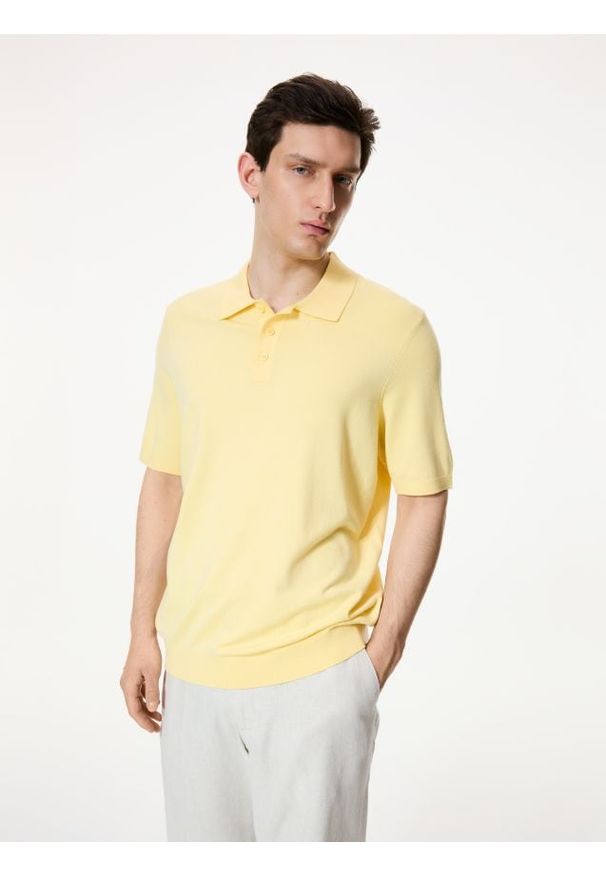 Reserved - Sweter polo z wiskozą - jasnożółty. Typ kołnierza: polo. Kolor: żółty. Materiał: wiskoza