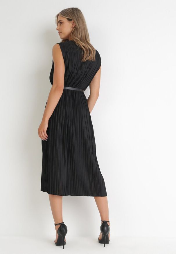 Born2be - Czarna Plisowana Sukienka Midi z Paskiem z Imitacji Skóry Sharia. Kolor: czarny. Materiał: skóra. Długość rękawa: bez rękawów. Styl: elegancki. Długość: midi