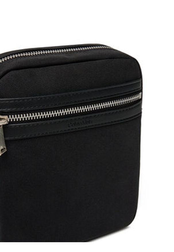 Calvin Klein Saszetka Contrast Reporter LV04D3175G Czarny. Kolor: czarny. Materiał: materiał