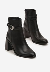 Renee - Czarne Botki na Słupku z Metaliczną Klamrą Fesanna. Okazja: na co dzień. Zapięcie: klamry. Kolor: czarny. Materiał: jeans. Obcas: na słupku. Styl: casual, elegancki #5