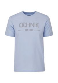 Ochnik - Błękitny T-shirt męski z logo. Kolor: niebieski. Materiał: bawełna. Długość: krótkie. Wzór: nadruk