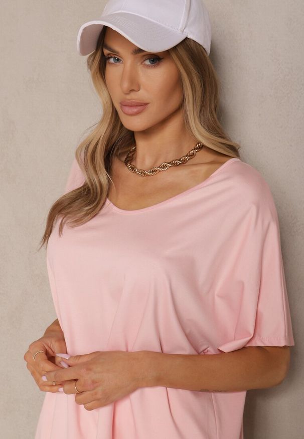 Renee - Jasnoróżowy T-shirt z Wiskozą w Stylu Nietoperza Liofala. Okazja: na co dzień. Kolor: różowy. Materiał: wiskoza. Styl: elegancki, casual
