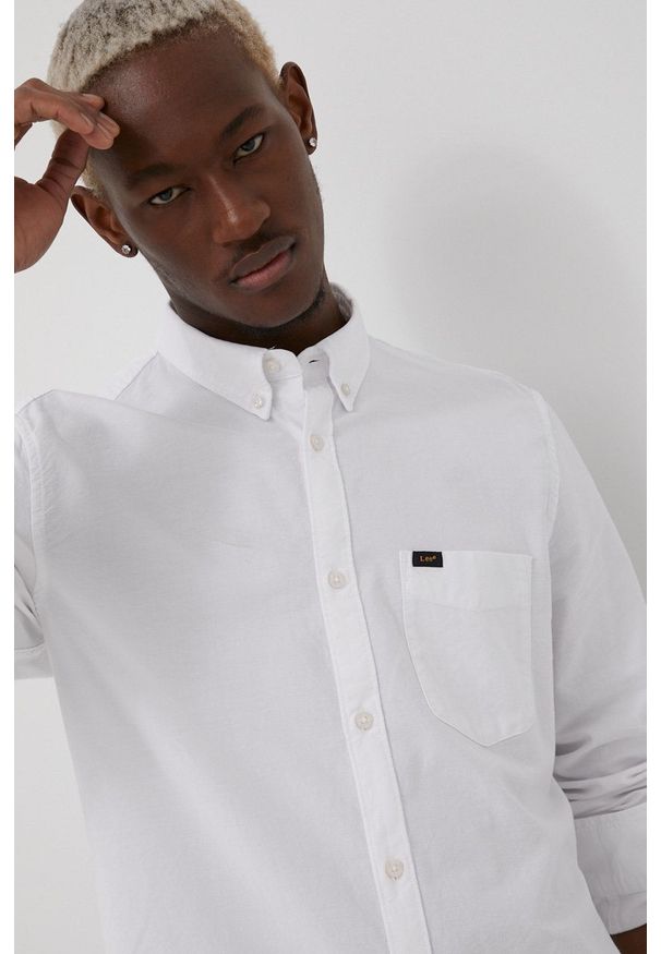 Lee koszula bawełniana męska kolor biały regular z kołnierzykiem button-down. Typ kołnierza: button down. Kolor: biały. Materiał: bawełna