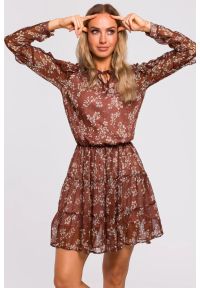 Sukienki.shop - Sukienka BOHO w kwiaty szyfonowa z falbankami brązowa. Typ kołnierza: kołnierz z falbankami. Kolor: brązowy. Materiał: szyfon. Długość rękawa: długi rękaw. Wzór: kwiaty. Styl: boho. Długość: mini #3