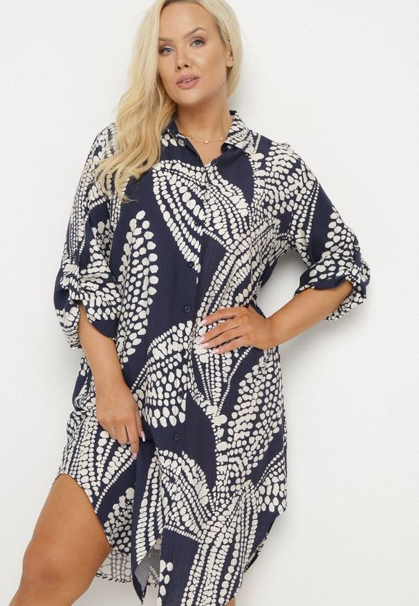 Born2be - Granatowa Sukienka Koszulowa z Wiskozą o Pudełkowym Kroju Redenira. Okazja: na co dzień. Typ kołnierza: kołnierzyk klasyczny. Kolekcja: plus size. Kolor: niebieski. Materiał: wiskoza. Typ sukienki: koszulowe. Styl: klasyczny, casual