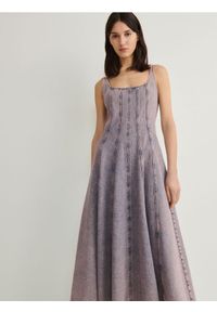 Reserved - Denimowa sukienka z przeszyciami - różowy. Kolor: różowy. Materiał: denim