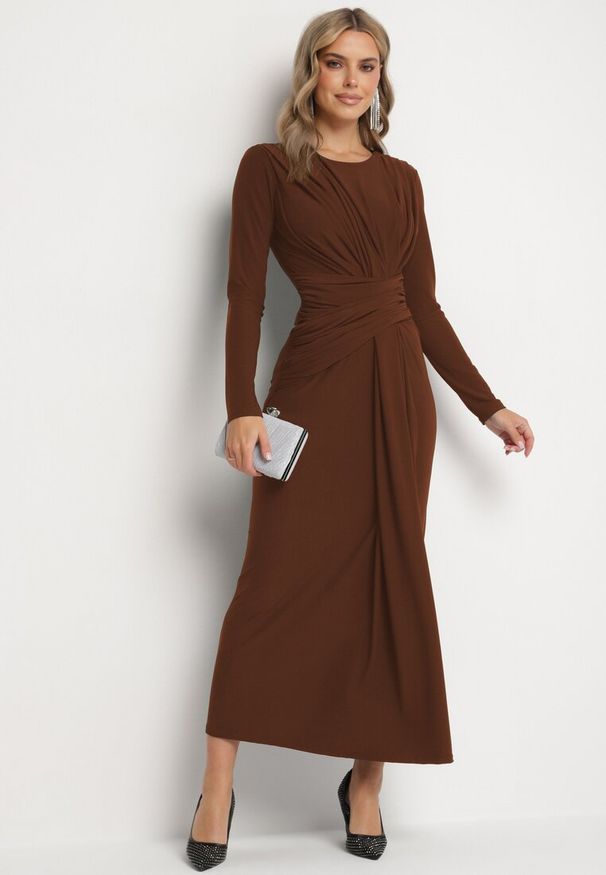 Born2be - Brązowa Dopasowana Sukienka z Długim Rękawem Marszczeniem i Trenem Senallia. Okazja: na spotkanie biznesowe. Typ kołnierza: dekolt w łódkę. Kolor: brązowy. Długość rękawa: długi rękaw. Styl: klasyczny, elegancki, biznesowy