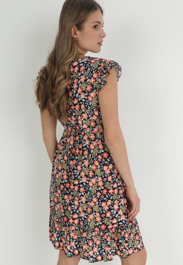 Born2be - Granatowa Rozkloszowana Sukienka z Wiskozy w Kwiaty Evalis. Kolor: niebieski. Materiał: wiskoza. Wzór: kwiaty. Sezon: lato