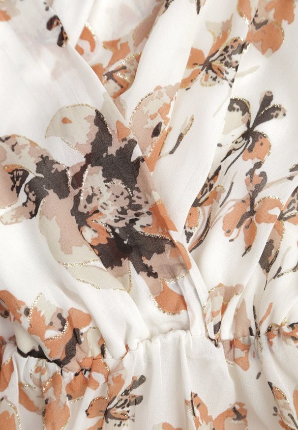 Renee - Pomarańczowa Kopertowa Sukienka z Wiązanym Paskiem w Kwiatowy Print z Brokatem Runewea. Okazja: na randkę. Kolor: pomarańczowy. Wzór: nadruk, kwiaty. Typ sukienki: kopertowe. Styl: boho