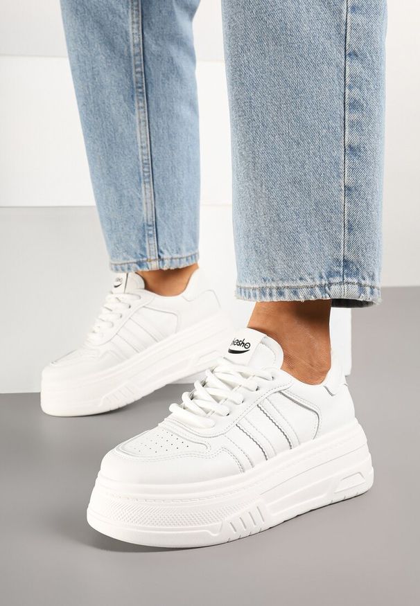 Born2be - Białe Sneakersy na Grubej Podeszwie z Perforacją i Paskami Fonistia. Okazja: na co dzień. Nosek buta: okrągły. Zapięcie: pasek. Kolor: biały. Materiał: jeans. Obcas: na platformie