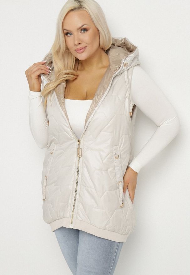 Born2be - Jasnoszara Kamizelka Pikowana z Kapturem i Ściągaczami Kolavira. Okazja: na co dzień. Typ kołnierza: kaptur. Kolekcja: plus size. Kolor: szary. Materiał: jeans. Styl: elegancki, klasyczny, casual